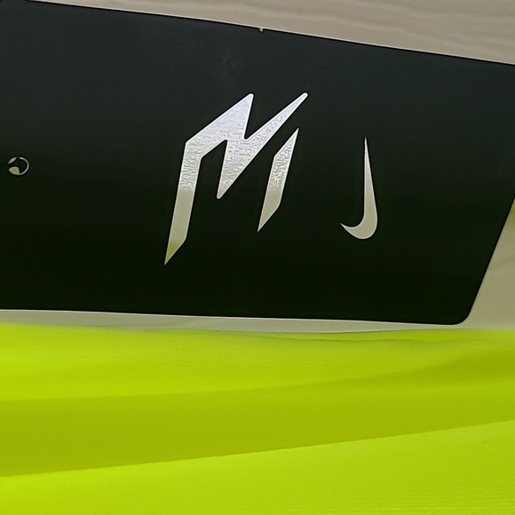 NIKE BRAND BOYS YELLOW SIGNATURE SHORT SLEEVE SHIRT SIZE XL "MAKE SOME NOISE" - Picture 4 of 11